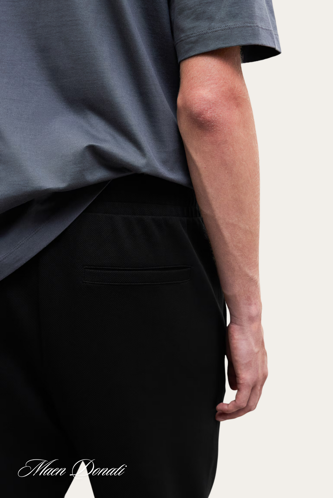 Graues T-Shirt und schwarze Hose, Herrenmode, lässiger Stil, Milan Donati.