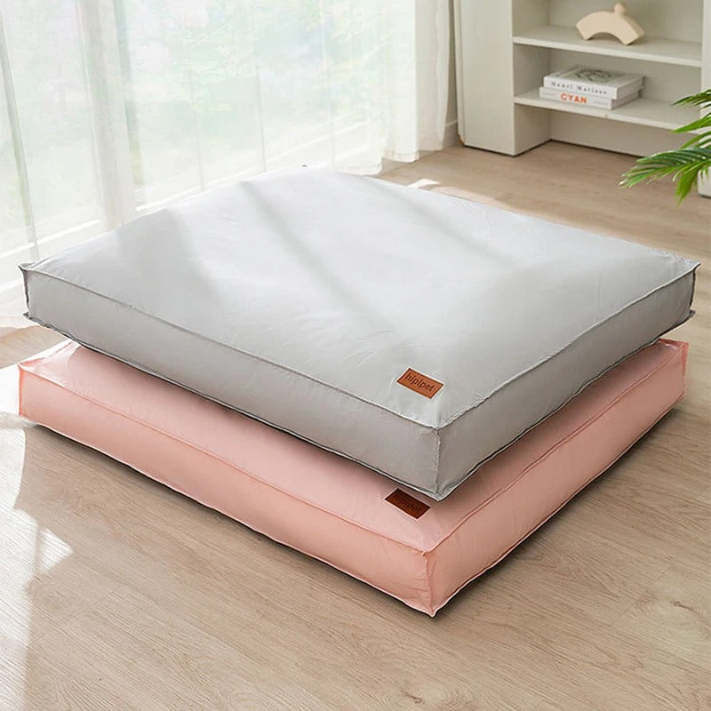 Graues und rosa Hundebett aus Baumwolle, rechteckig, auf Holzboden, modernes Design.