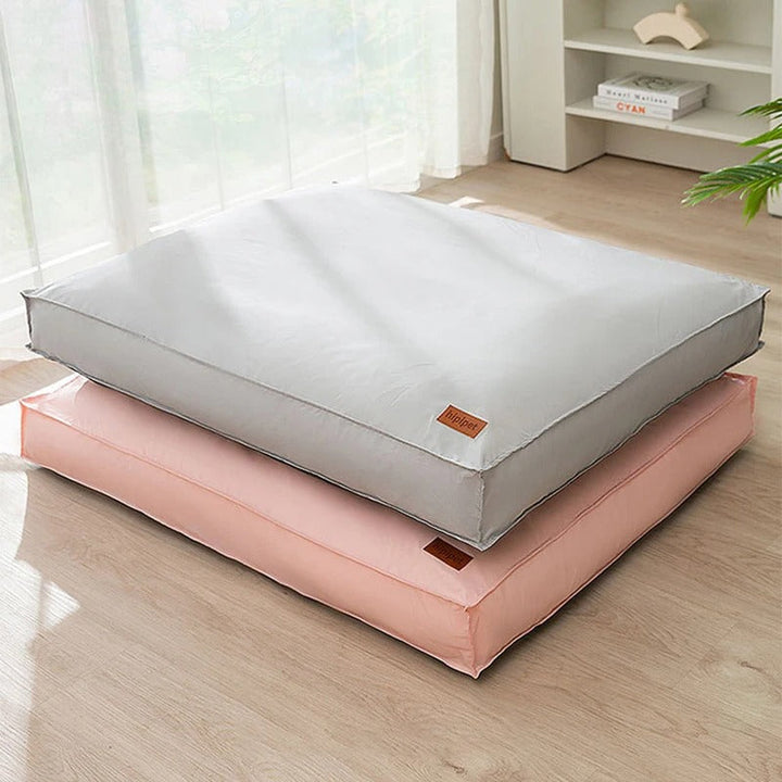 Graues und rosa Hundebett aus Baumwolle, rechteckig, auf Holzboden, modernes Design.