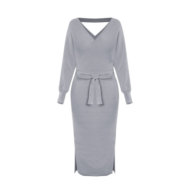 Graues Strickkleid mit V-Ausschnitt, langen Ärmeln und Taillengürtel für Damenmode.
