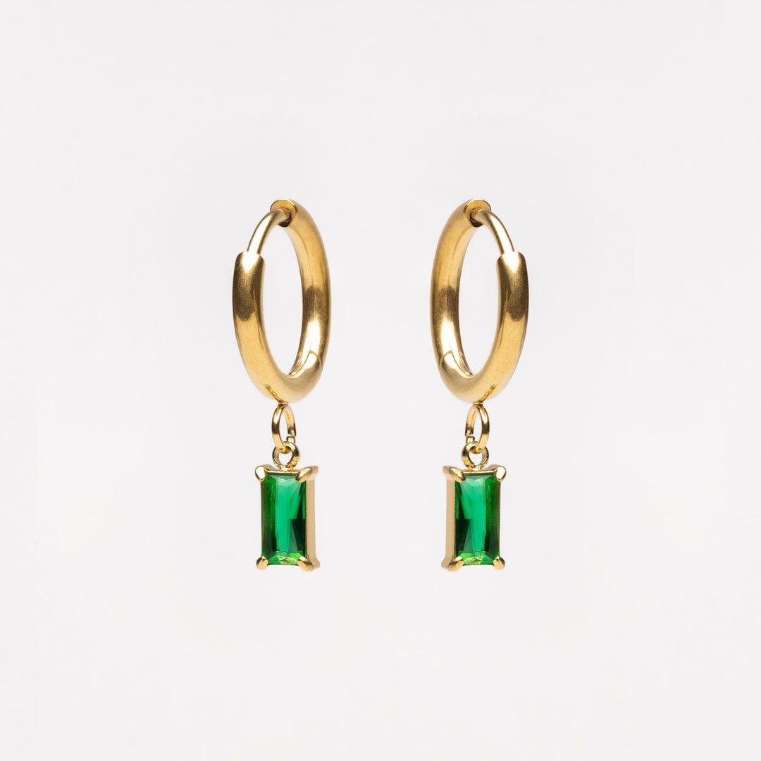Goldene Creolen mit grünen rechteckigen Anhängern, eleganter Schmuck, modische Ohrringe.