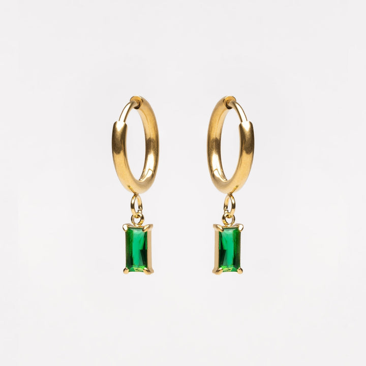 Goldene Creolen mit grünen rechteckigen Anhängern, eleganter Schmuck, modische Ohrringe.
