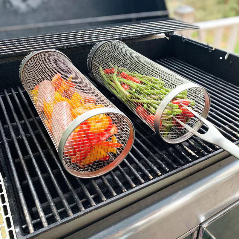 Zwei Grillkörbe aus Edelstahl mit Paprika und grünen Bohnen auf einem Grill.