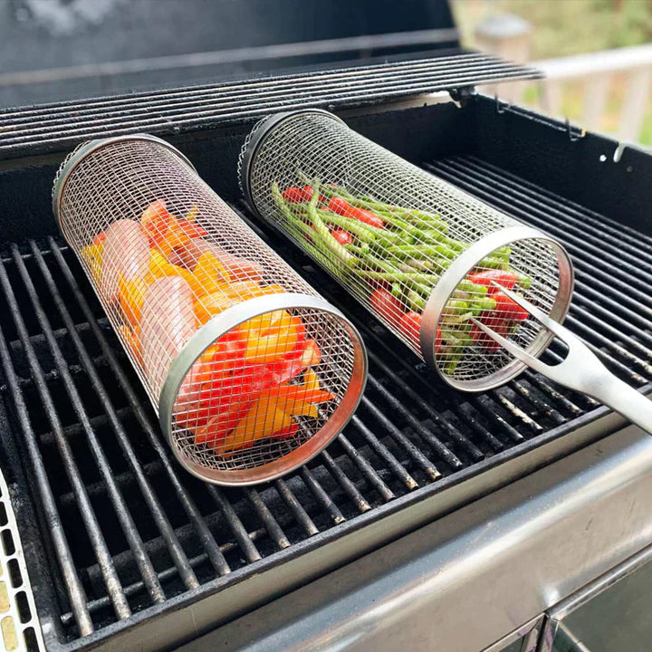 Zwei Grillkörbe aus Edelstahl mit Paprika und grünen Bohnen auf einem Grill.