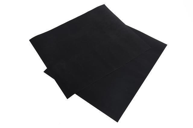 Schwarze Grillmatte 2er-Set, hitzebeständig, antihaftbeschichtet, ideal zum Grillen und Backen.