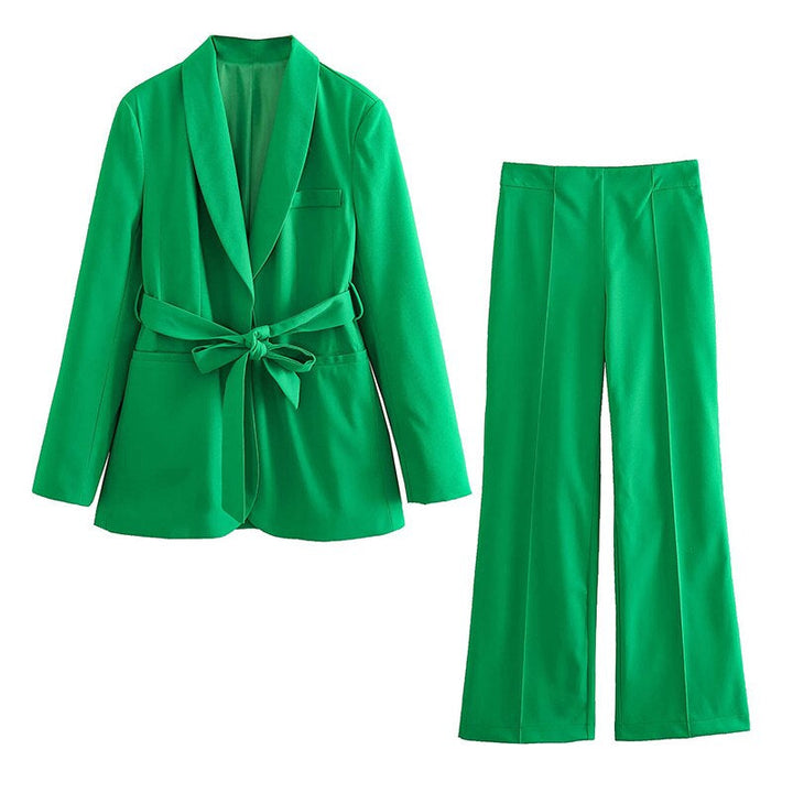 Grüner Damenanzug mit Blazer und Hose, elegantes 2-teiliges Set, modisch, Büro-Outfit.