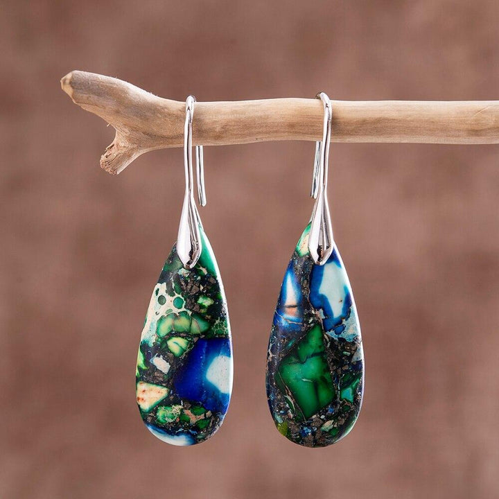 Grün-blaue Tränenohrringe mit imperialen Steinen, Hakenverschluss, eleganter Schmuck.