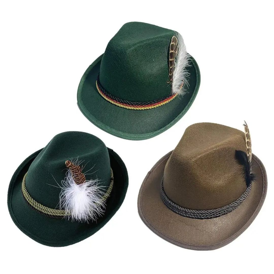 Drei traditionelle Trachtenhüte in Grün und Braun mit Federn und Kordeln, Oktoberfest Accessoires.