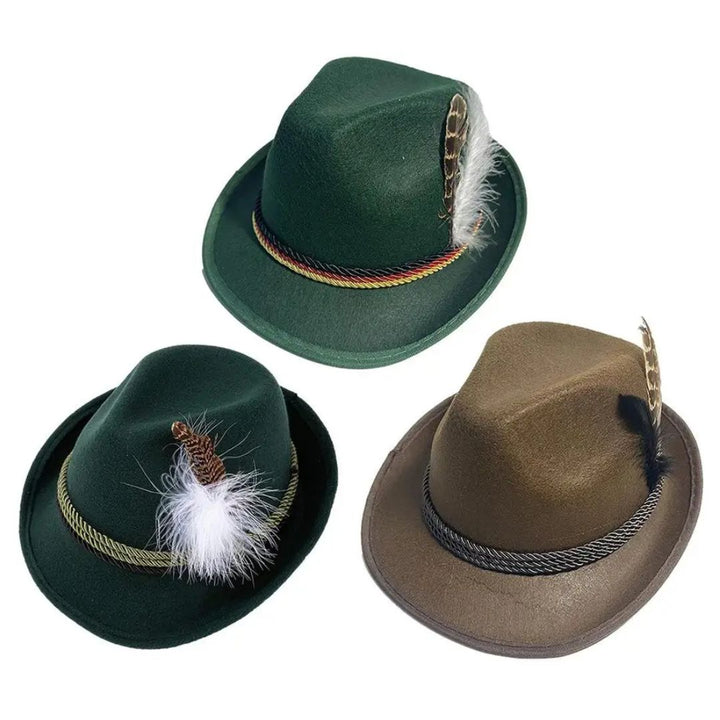 Drei traditionelle Trachtenhüte in Grün und Braun mit Federn und Kordeln, Oktoberfest Accessoires.