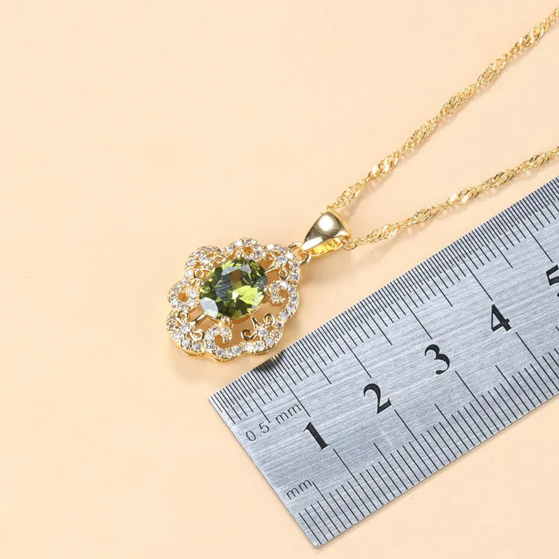 Goldene Halskette mit grünem Edelstein-Anhänger, Maßstab in Millimetern, elegantes Schmuckdesign.