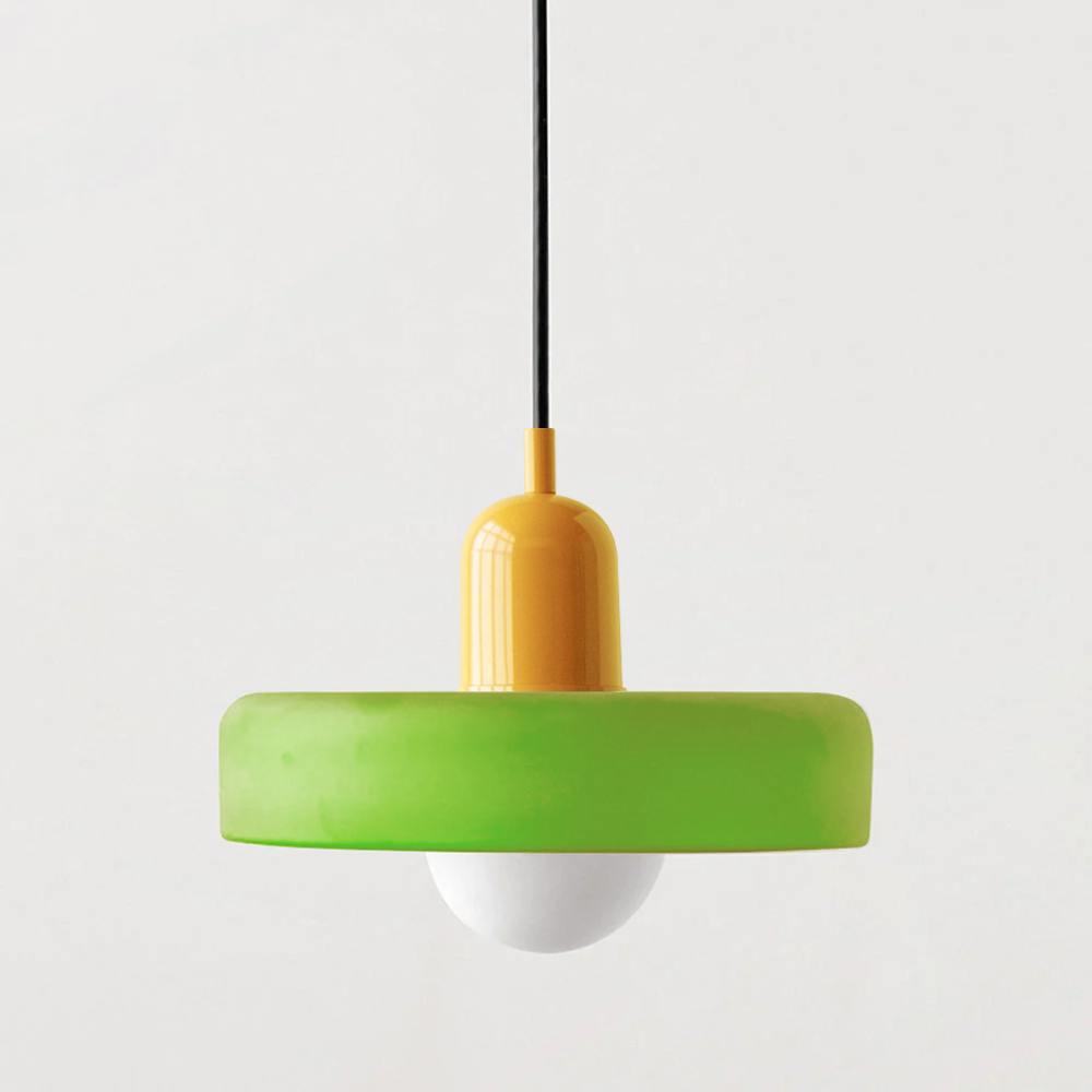 Grüne und gelbe Pendelleuchte, modernes Design, minimalistisch, Wohnzimmerbeleuchtung.