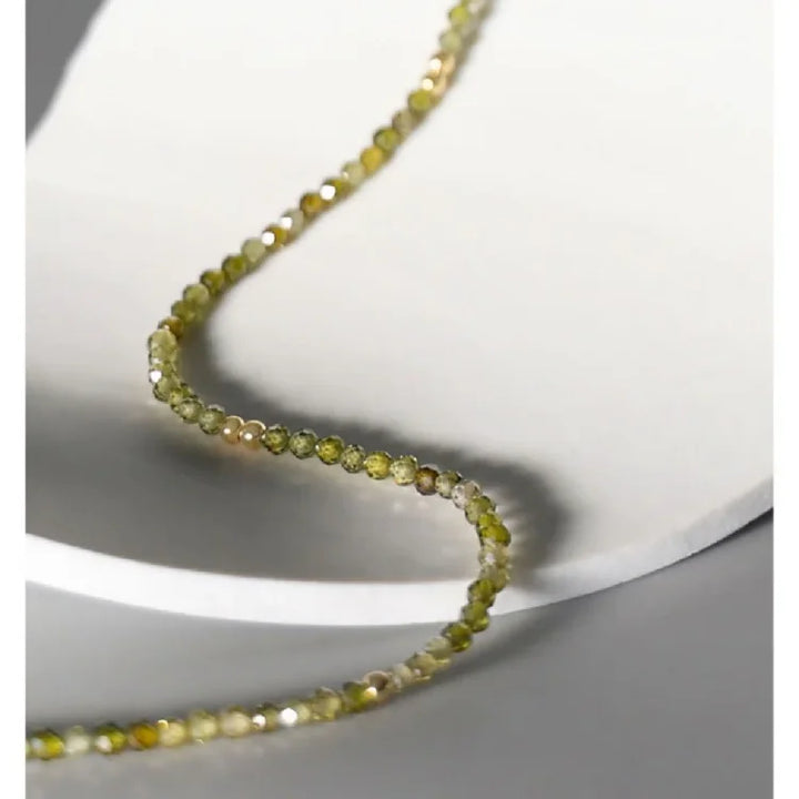 Grüne Perlenkette, facettiert, elegant, Schmuck, Damen, modisch, Accessoire, Nahaufnahme
