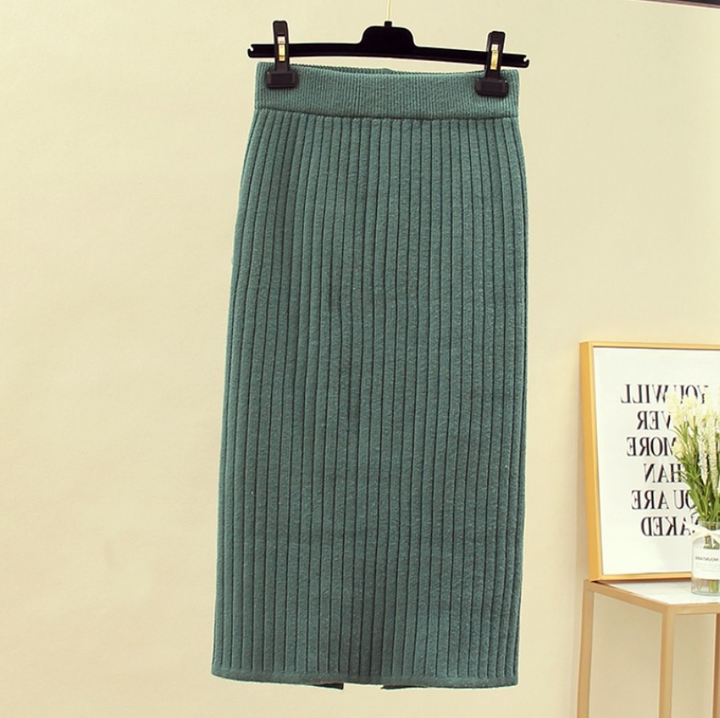 Grüner gerippter Strickrock, knielang, Damenmode, elegant, Herbst-Winter-Kollektion.