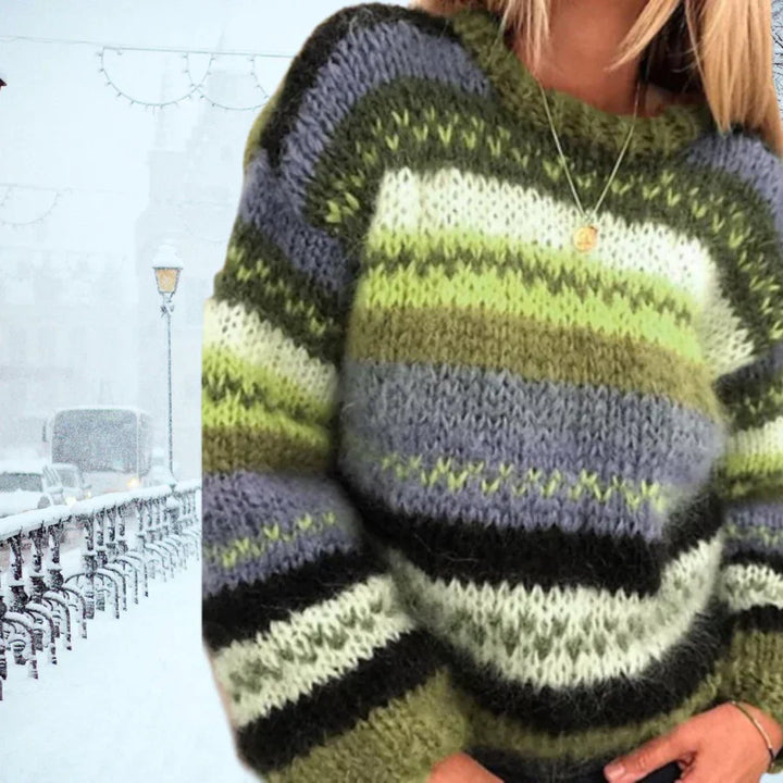 Frau in gestreiftem, grünem Strickpullover im Schnee, Wintermode, gemütlicher Pullover.