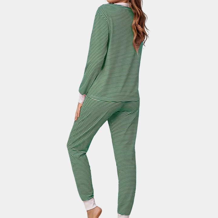 Frau in grün-weiß gestreiftem Pyjama, langärmelig, bequem, aus Baumwolle, Rückansicht.