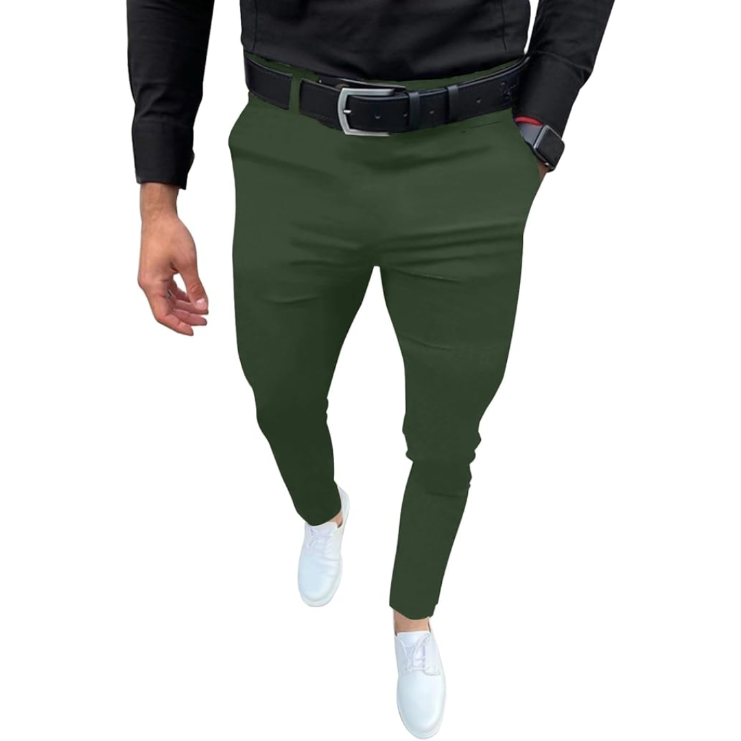 Mann in grüner Chinohose, schwarzem Hemd, weißem Sneaker, schwarzem Gürtel, Armbanduhr.