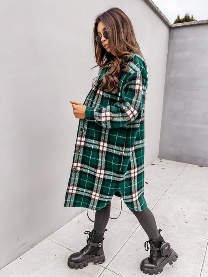Frau in grün-kariertem Mantel, schwarze Stiefel, Herbstmode, Outdoor, stilvoll, modern.