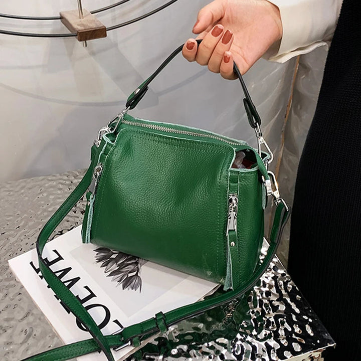 Grüne Lederhandtasche mit Reißverschlüssen, modisch, Damenaccessoire, elegantes Design.