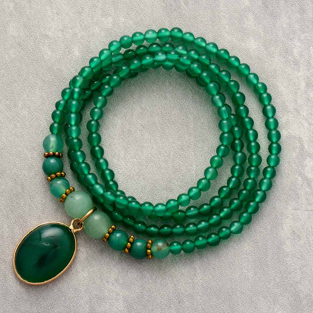 Grünes Onyx-Perlenarmband mit Anhänger, Damen-Schmuck, Boho-Stil, Natursteine.