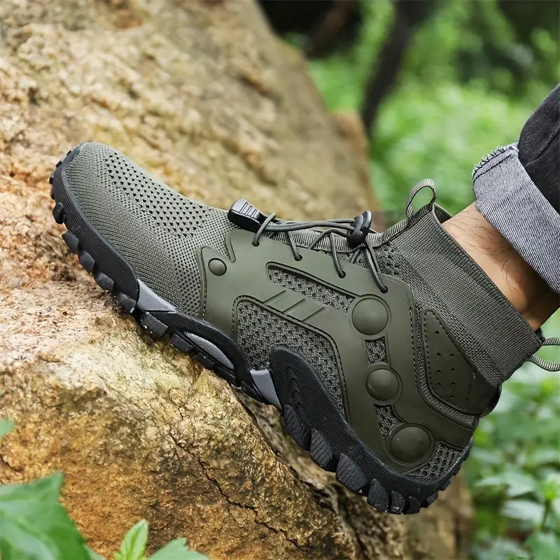 Grüner Wanderschuh Herren, atmungsaktiv, rutschfest, Outdoor, robust, auf Felsen.