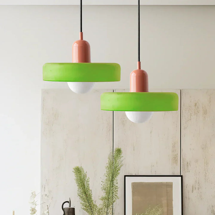 Zwei grüne und rosa Pendelleuchten, modern, minimalistisch, Wohnzimmer, Inneneinrichtung.
