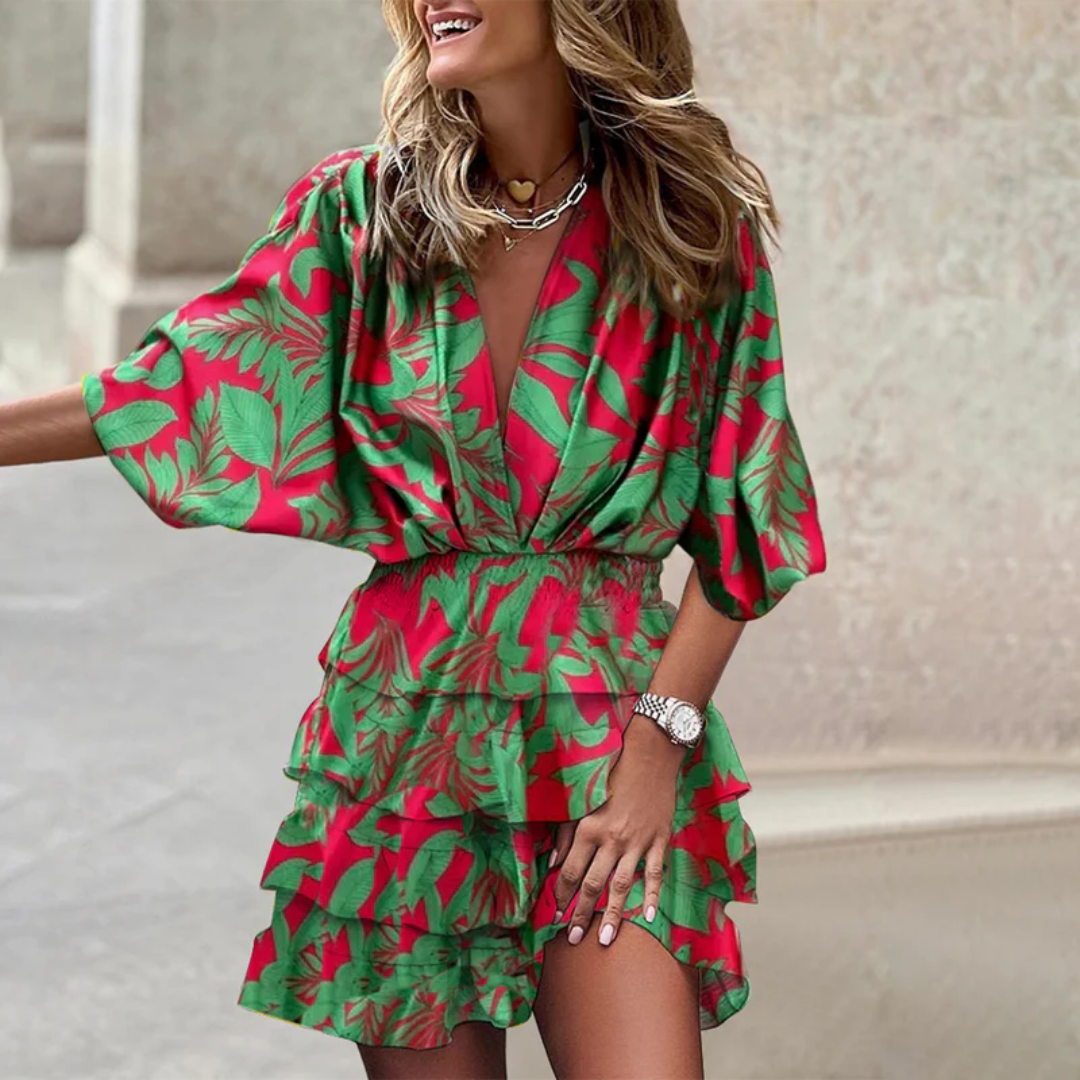 Frau in rotem und grünem Blumenkleid, lächelnd, modisch, Sommermode, draußen.