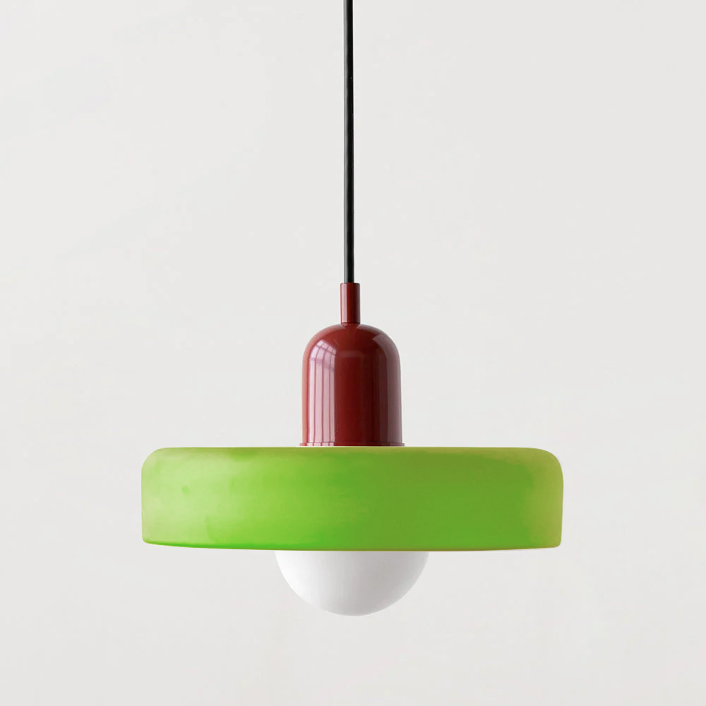 Moderne Hängelampe mit grünem Schirm und rotem Sockel, minimalistisches Design, Innenbeleuchtung.