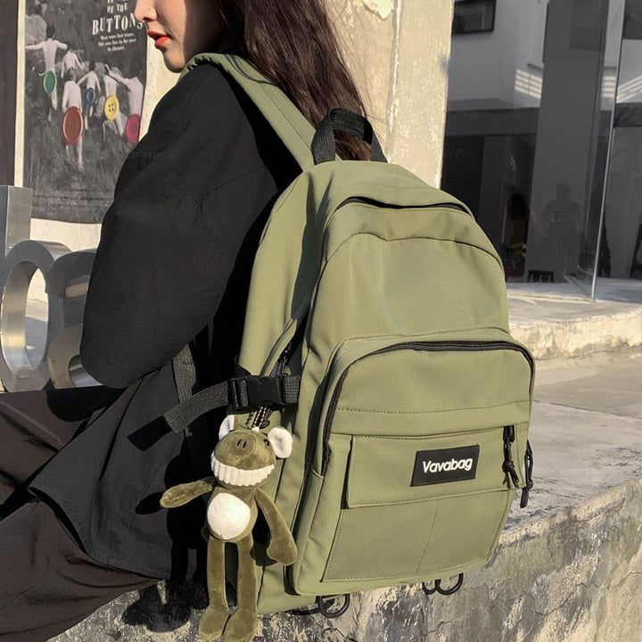Grüner Rucksack mit Plüschanhänger, Vavabag, modisch, robust, ideal für Schule und Freizeit.