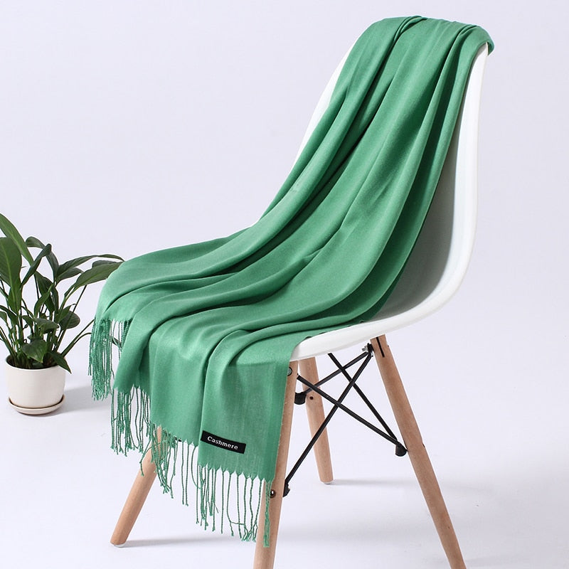 Grüner Seidenschal auf Stuhl, elegantes Accessoire, modisch, weich, Damenmode.