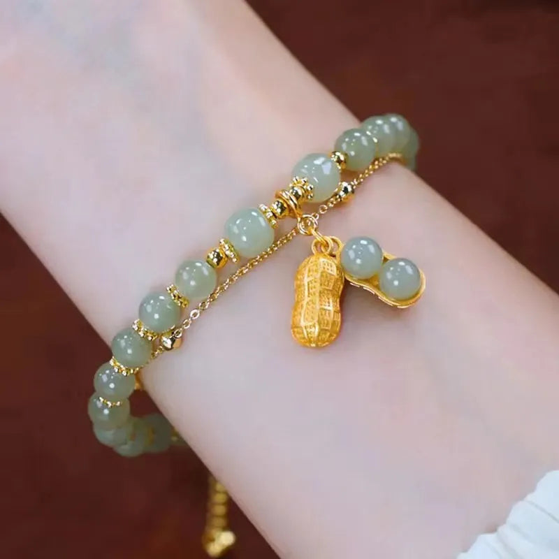 Grünes Jade-Armband mit goldener Erdnuss-Anhänger, eleganter Schmuck für Damen.