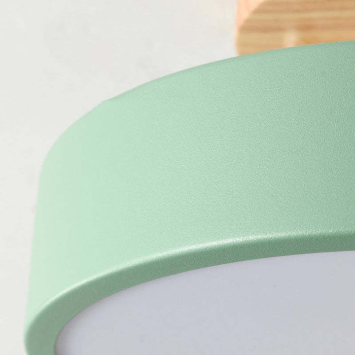 Grüne Deckenleuchte aus Metall, modernes Design, minimalistisch, Holzdetail, Innenbeleuchtung.