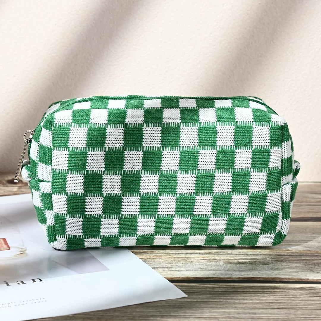 Grün-weiß karierte Kosmetiktasche, rechteckig, Reißverschluss, Baumwolle, auf Holztisch.