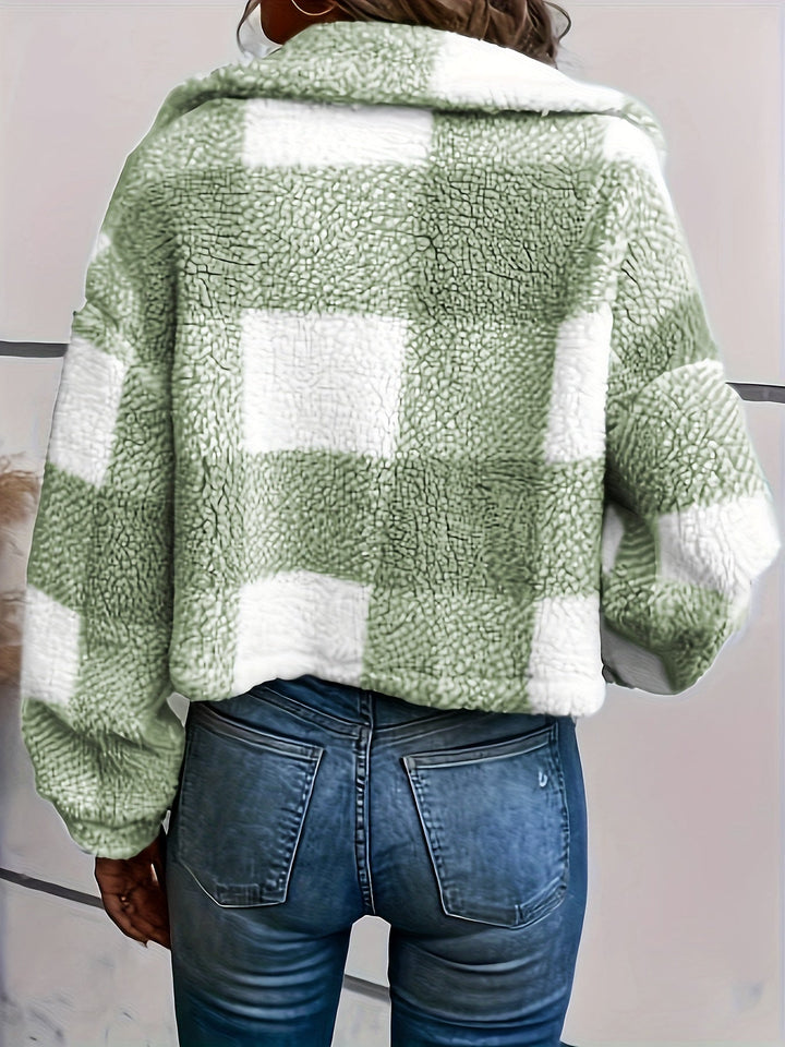Damenjacke kariert grün-weiß, Teddyfleece, modisch, warm, Herbst-Winter, Rückansicht.