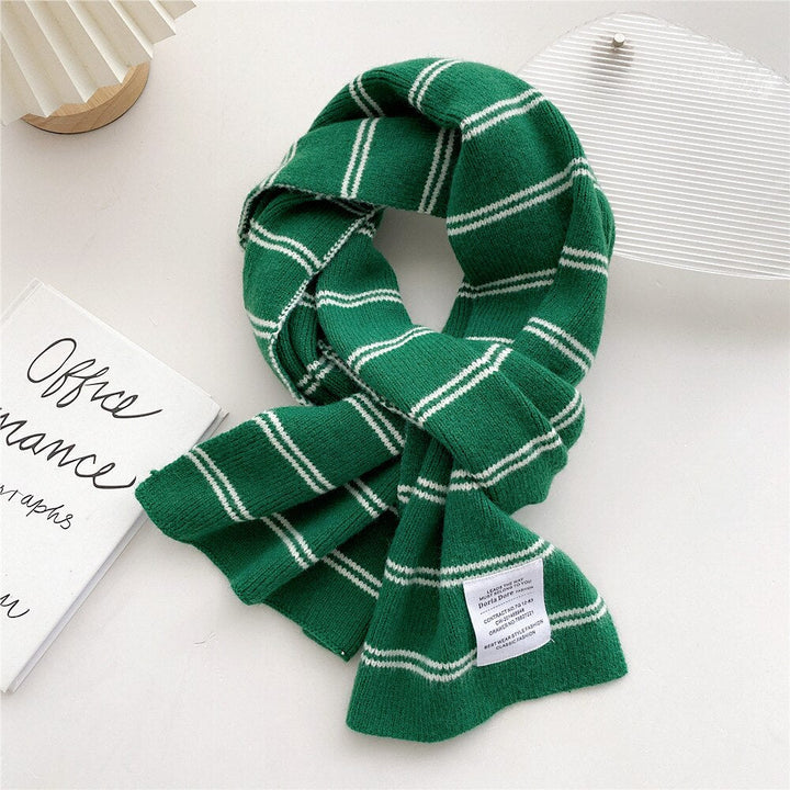 Grüner gestreifter Schal aus Wolle, modisches Accessoire, warm, elegant, für Damen und Herren.