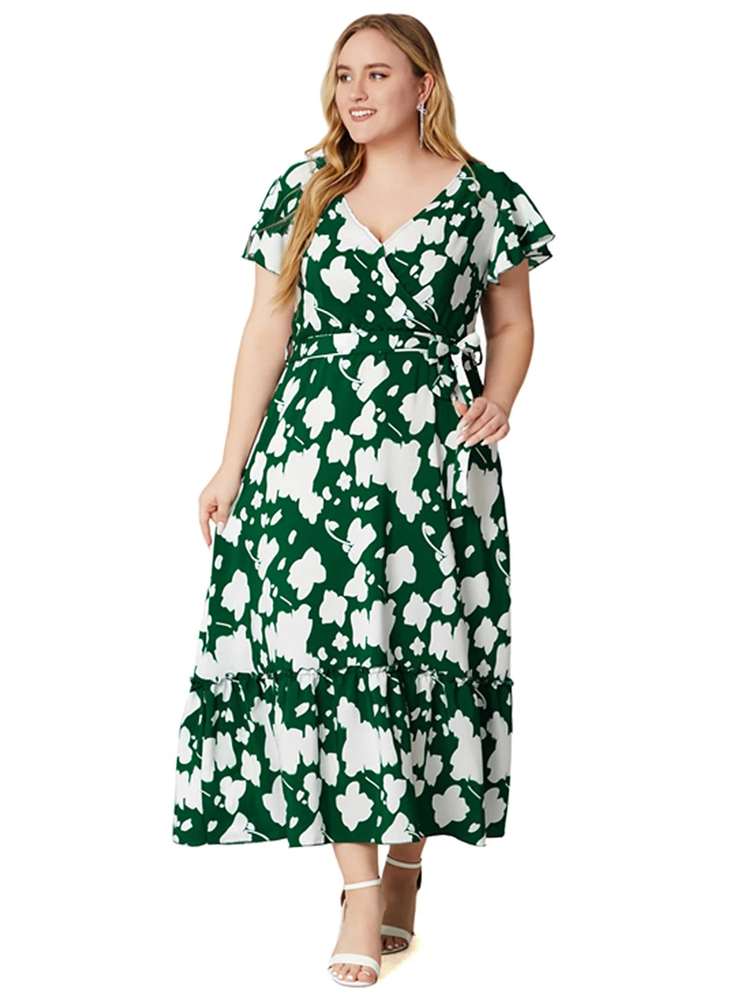 Frau im grünen, geblümten Maxikleid mit V-Ausschnitt und kurzen Ärmeln, Sommermode.