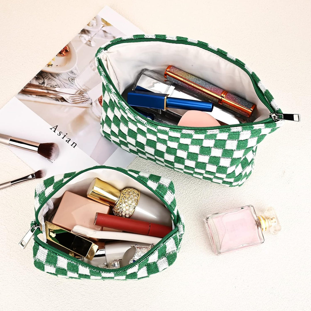 Grün-weiß karierte Kosmetiktasche mit Make-up-Produkten, Lippenstift, Parfümflasche.