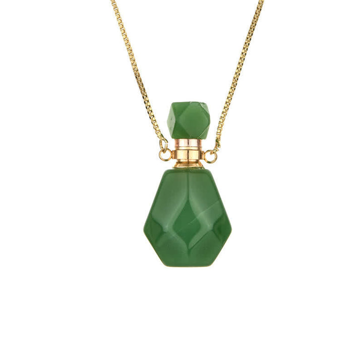 Grüner Parfümflakon-Anhänger mit goldener Kette, facettiertes Design, eleganter Schmuck.
