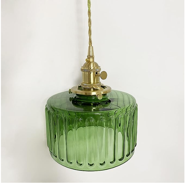 Grüne Glas-Pendelleuchte mit Messingfassung, Vintage-Stil, dekorative Beleuchtung.