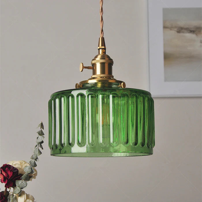 Grüne Glas-Pendelleuchte, modernes Design, Kupferakzente, ideal für Schlafzimmerbeleuchtung.