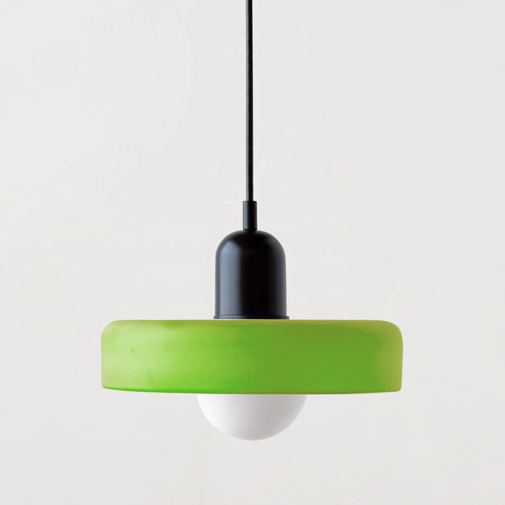 Grüne Hängelampe mit schwarzem Kabel, modernes Design, energiesparend, für Wohnzimmer.