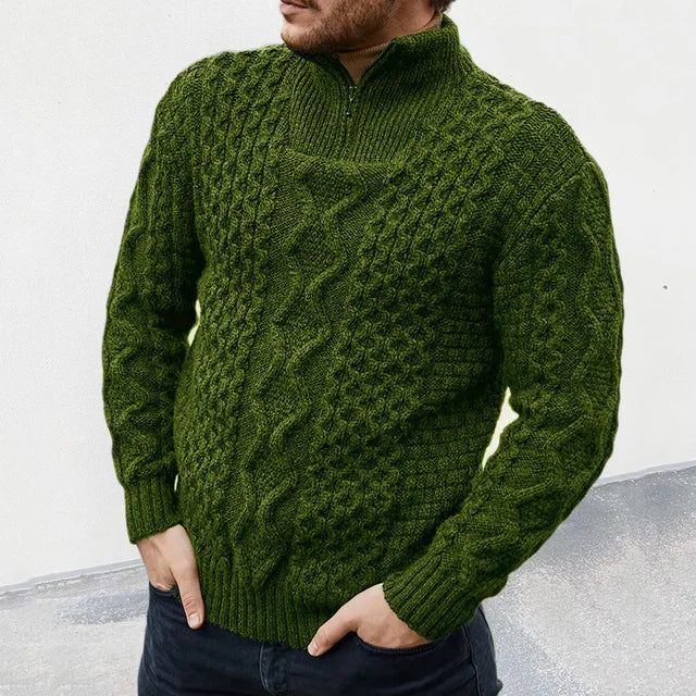 Grüne Herren Strickpullover mit Zopfmuster, hoher Kragen, lange Ärmel, Wintermode 2023.