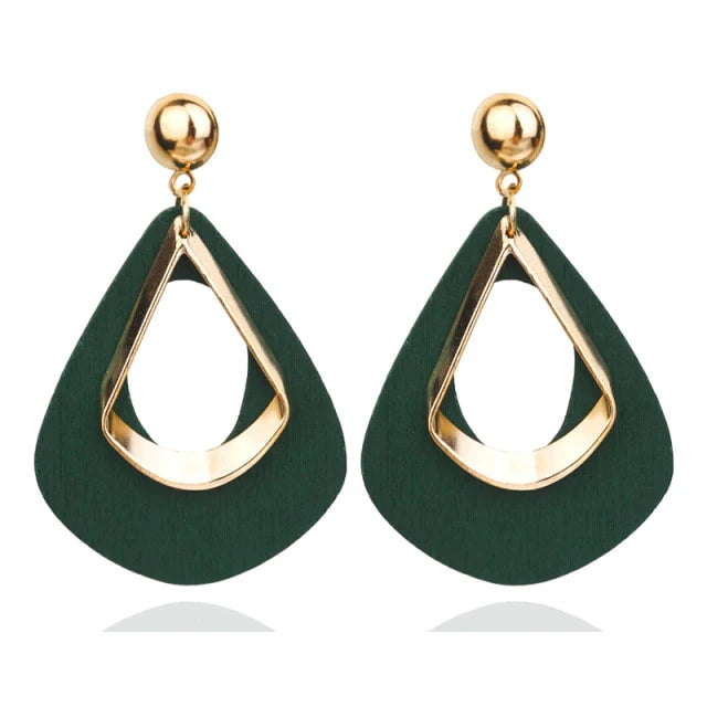 Grüne Ohrringe mit goldenen Akzenten, geometrisches Design, Modeschmuck, Damenaccessoire.