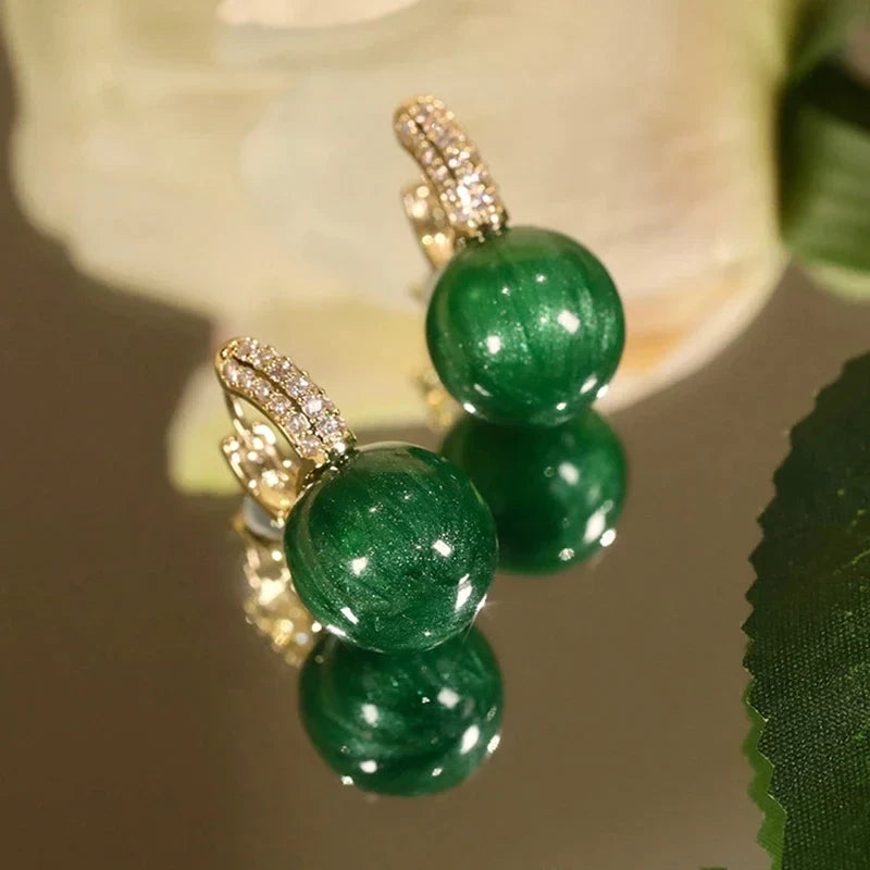 Grüne Jade-Ohrringe mit goldenen Details und Strasssteinen, eleganter Schmuck für Damen.
