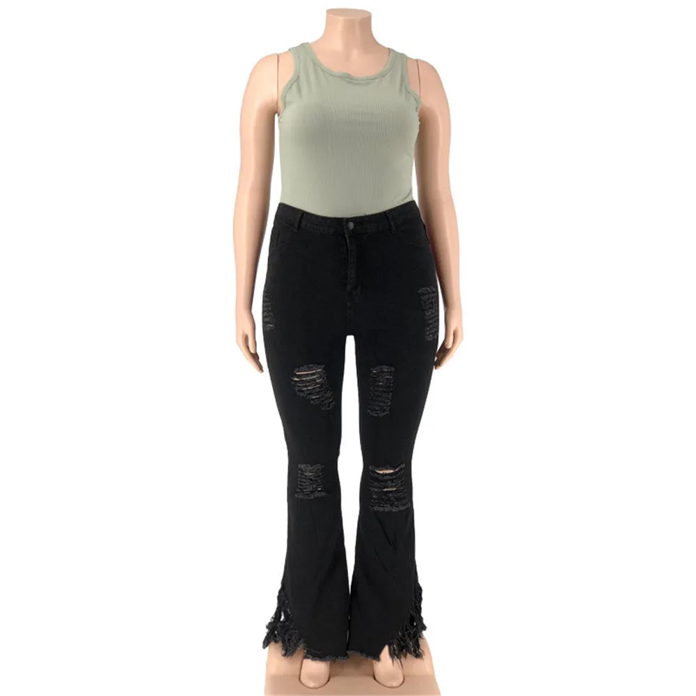 Damenmode Schaufensterpuppe mit grünem Top und schwarzen zerrissenen Schlagjeans.