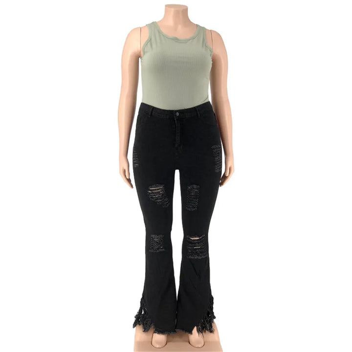 Damenmode Schaufensterpuppe mit grünem Top und schwarzen zerrissenen Schlagjeans.