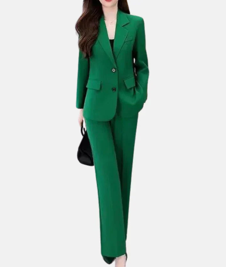 Grüner Damenanzug, elegant, Businessmode, Blazer und Hose, formell, Bürooutfit.
