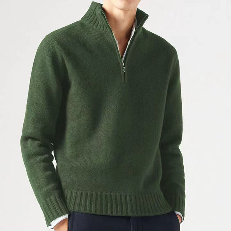 Grüner Herrenpullover mit halbem Reißverschluss, Stehkragen, warm, Wintermode.