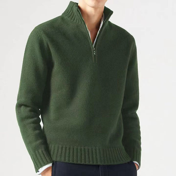 Grüner Herrenpullover mit halbem Reißverschluss, Stehkragen, warm, Wintermode.