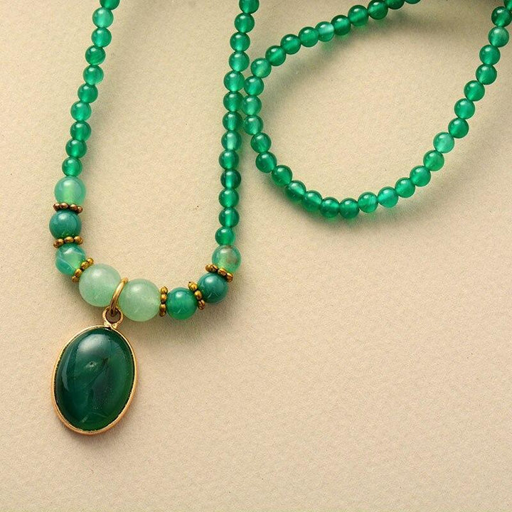 Grüner Onyx-Anhänger Halskette, Naturstein, Boho-Design, Damen Schmuck, Perlenkette.