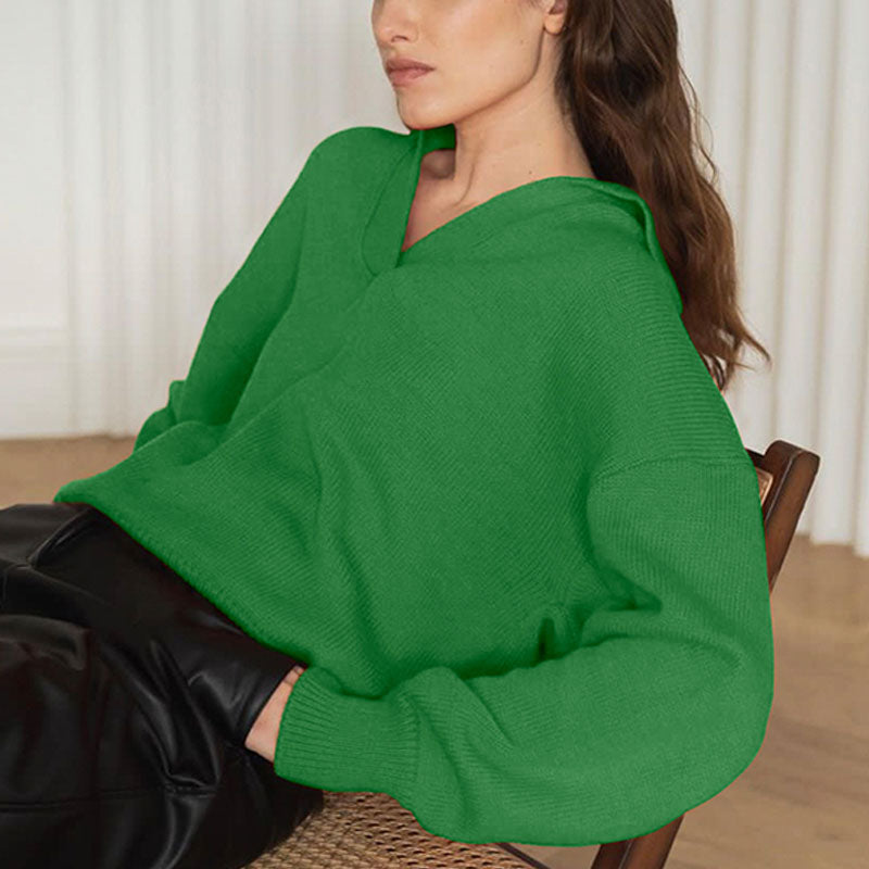 Frau trägt grünen Strickpullover, lässig, bequem, modisch, Herbstmode, Damenbekleidung.